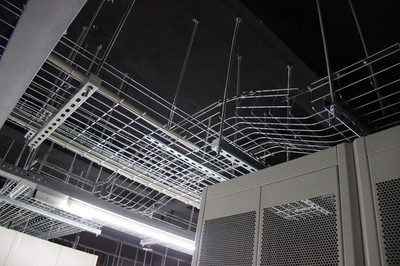 不锈钢桥架在机柜顶部安装方法